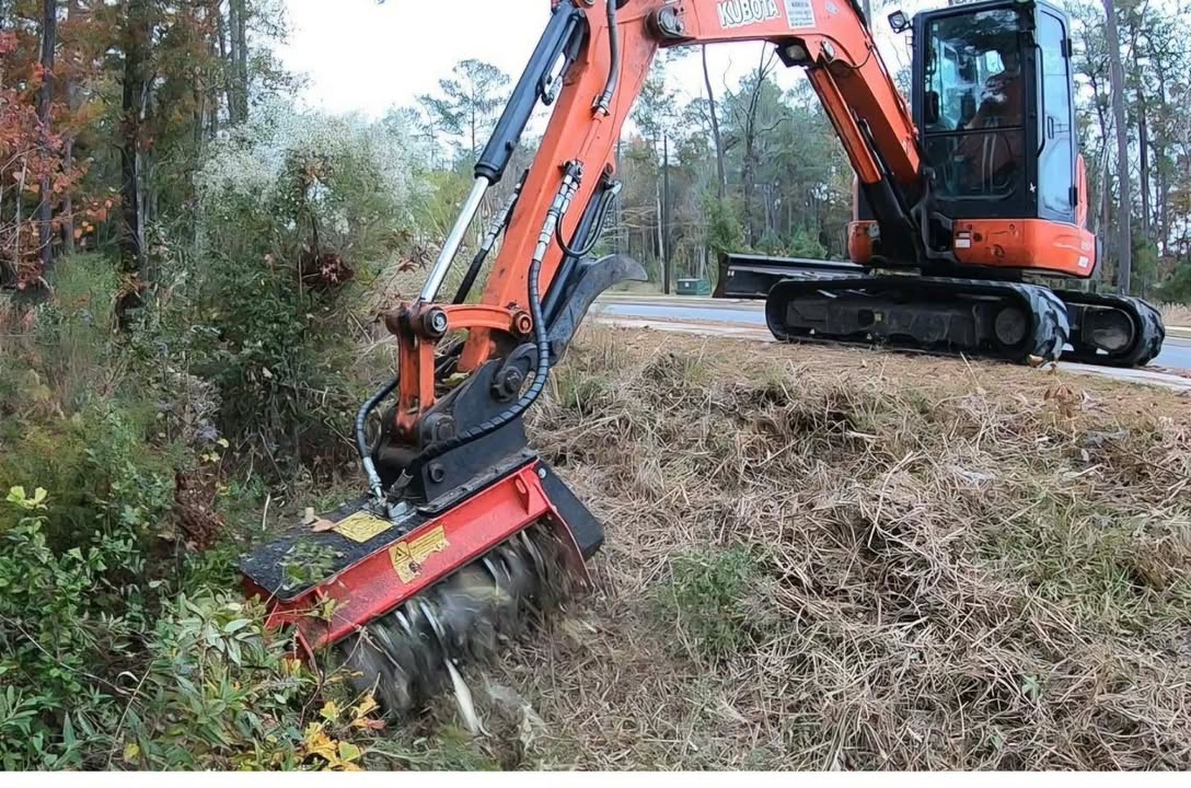 Débroussaillage forestier avec excavatrice Kubota